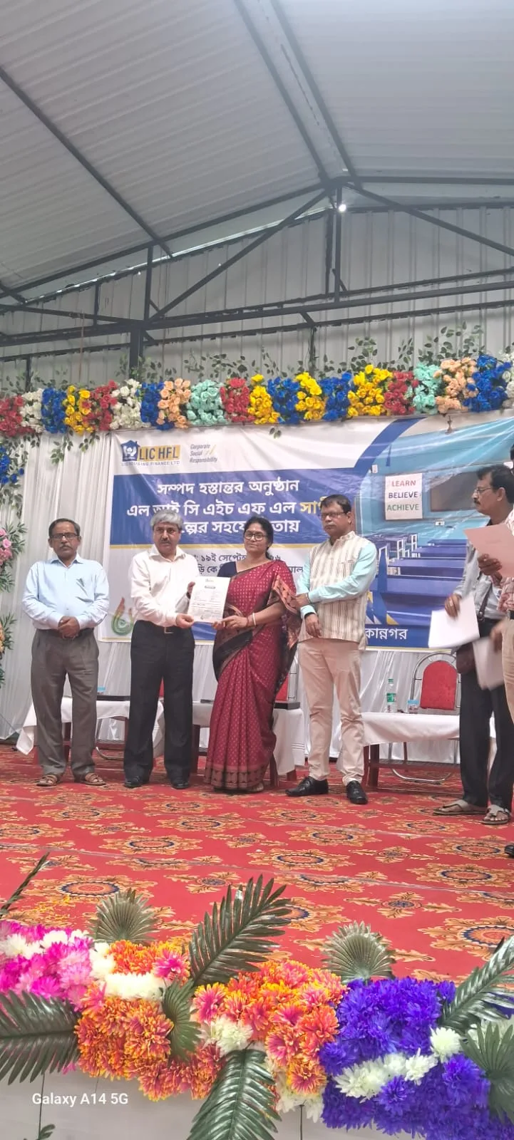 ঝাড়গ্রামের দশটি বিদ্যালয় স্মার্ট ক্লাস রূমের সামগ্রী হস্তান্তর করলো এলআইসি