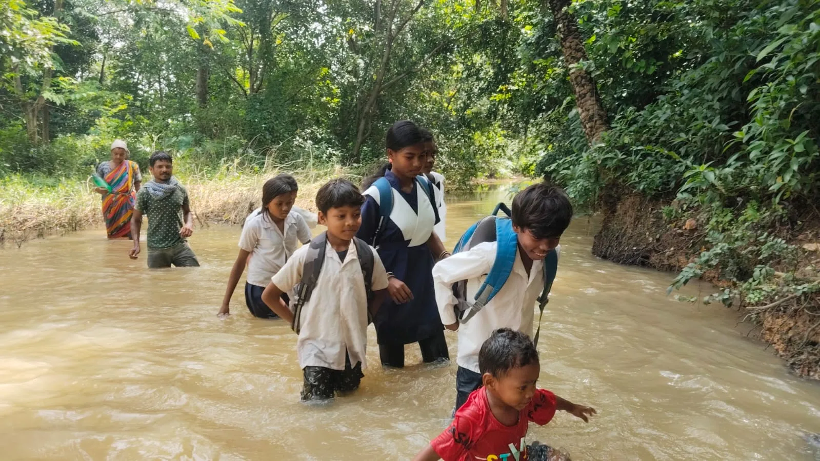 বর্ষা নামলে এইভাবে ঝুঁকি নিয়ে স্কুলে যেতে হয়