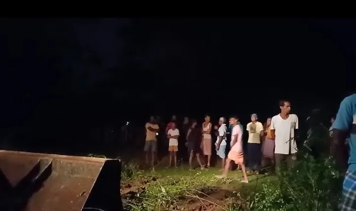 গভীর রাতে দেয়াল ভেঙে চাপা পড়ে মৃত্যু