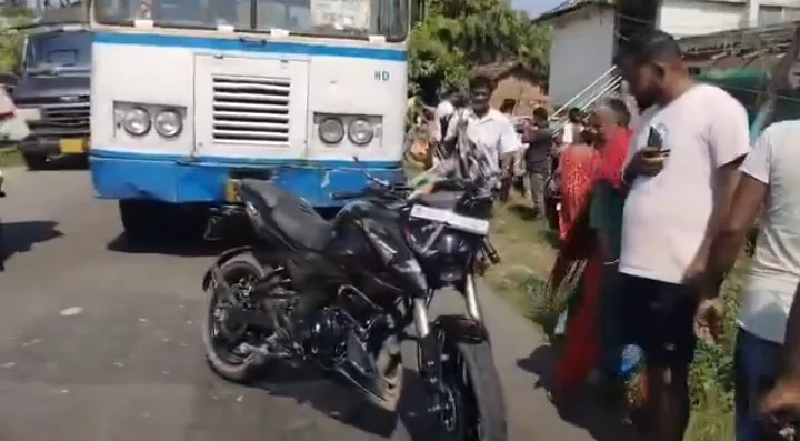 এক বাইকে তিনজন। সরকারি বাসের ধাক্কায় মৃত মা