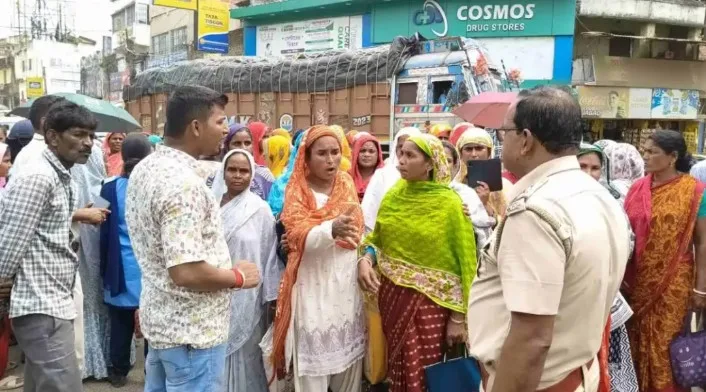সরকারি প্রকল্প নিয়ে কথা বলতে গিয়ে ধুন্ধূ মার কান্ড