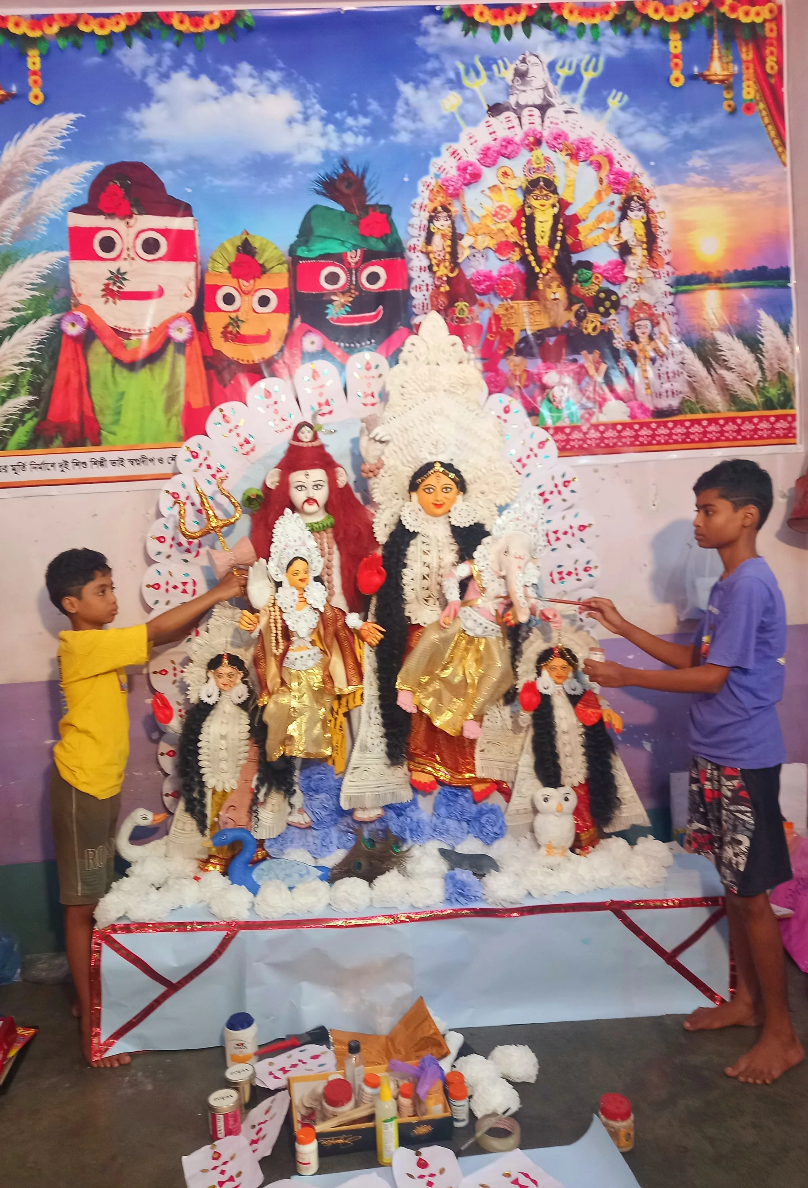 ফেলে দেওয়া জিনিসে সাত ফুটের দুর্গা